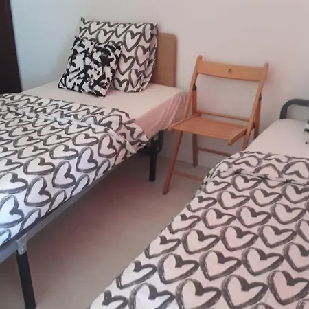 Guest house Comfortable Furnished Bedroom In Central With Ac And Wifi *