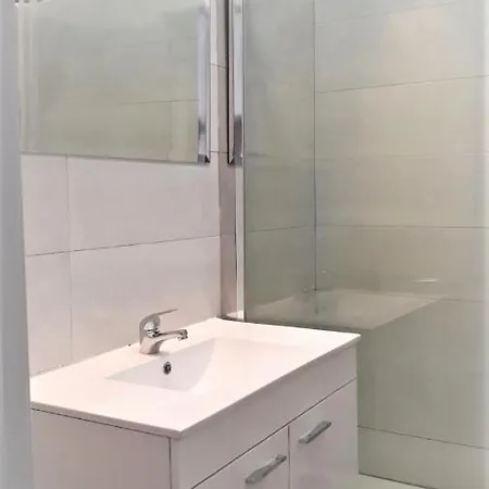 Comfortable Furnished Bedroom In Central With Ac And Wifi 리스본