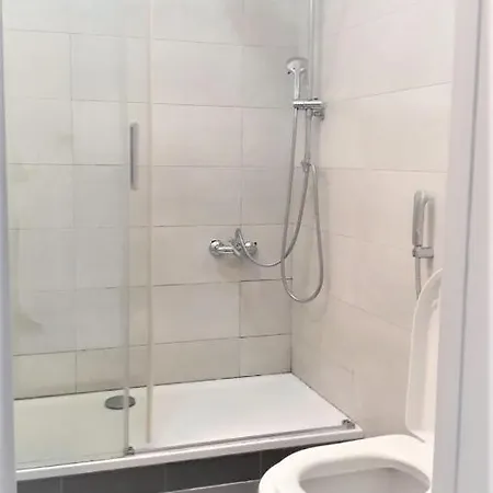 بيت ضيافة Comfortable Furnished Bedroom In Central With Ac And Wifi *